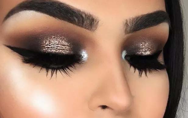 false eyelashes is one of the important makeup props now